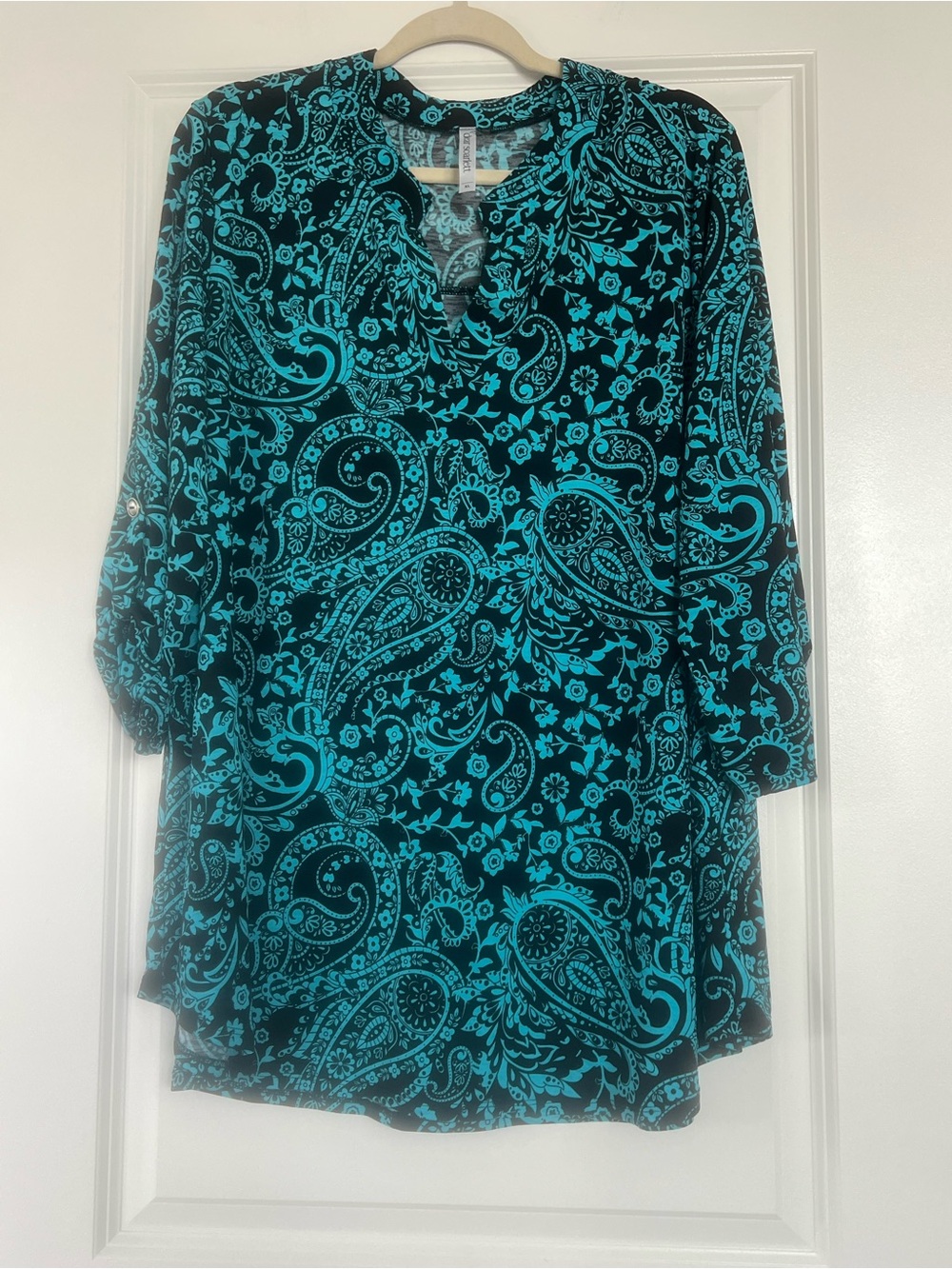 Dear Scarlett Women's Teal and Black Paisley V-Neck Tunic Top